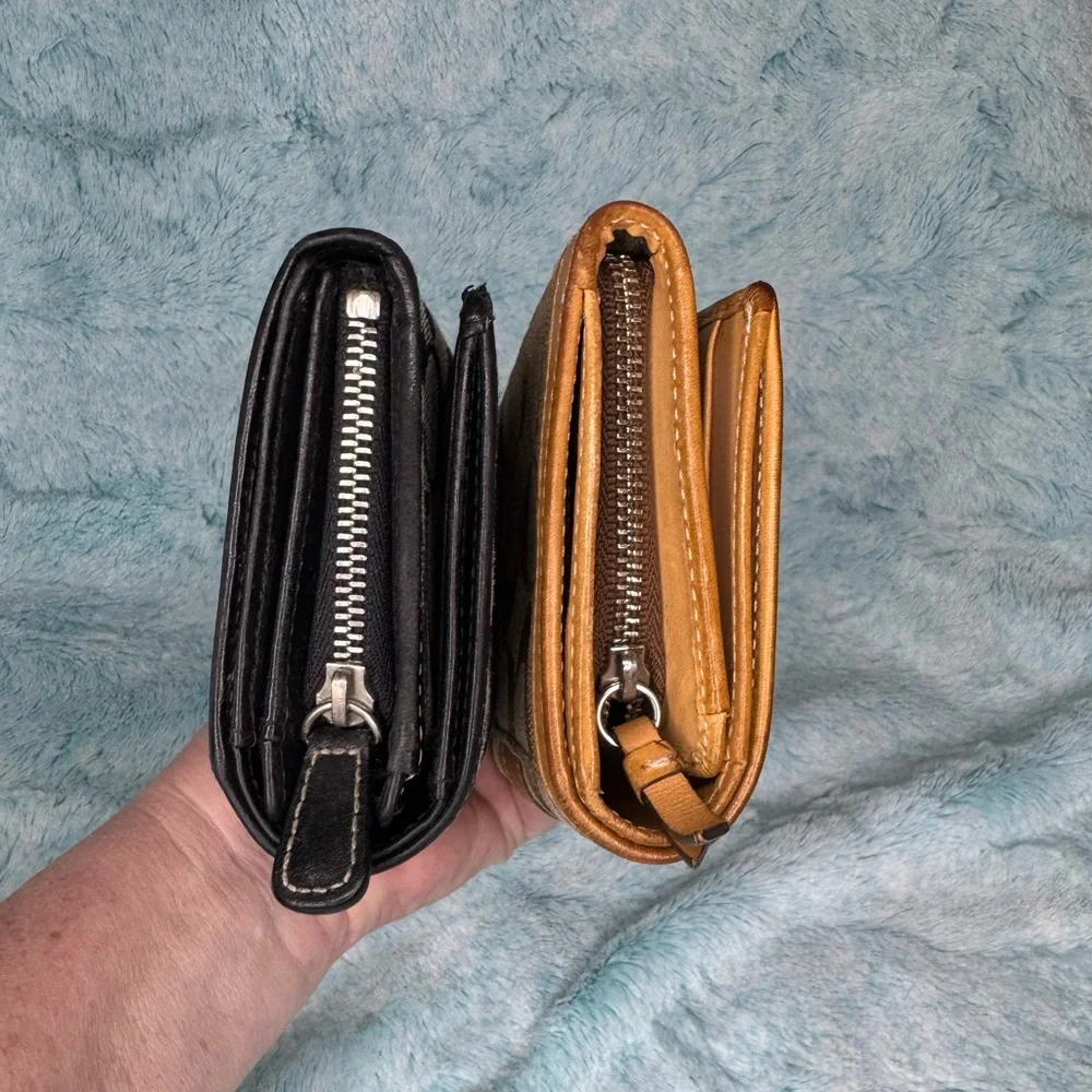 Two (2) Vintage Coach signature Wallets, black & grey and brown & tan 1 dust bag - Picture 4 of 15